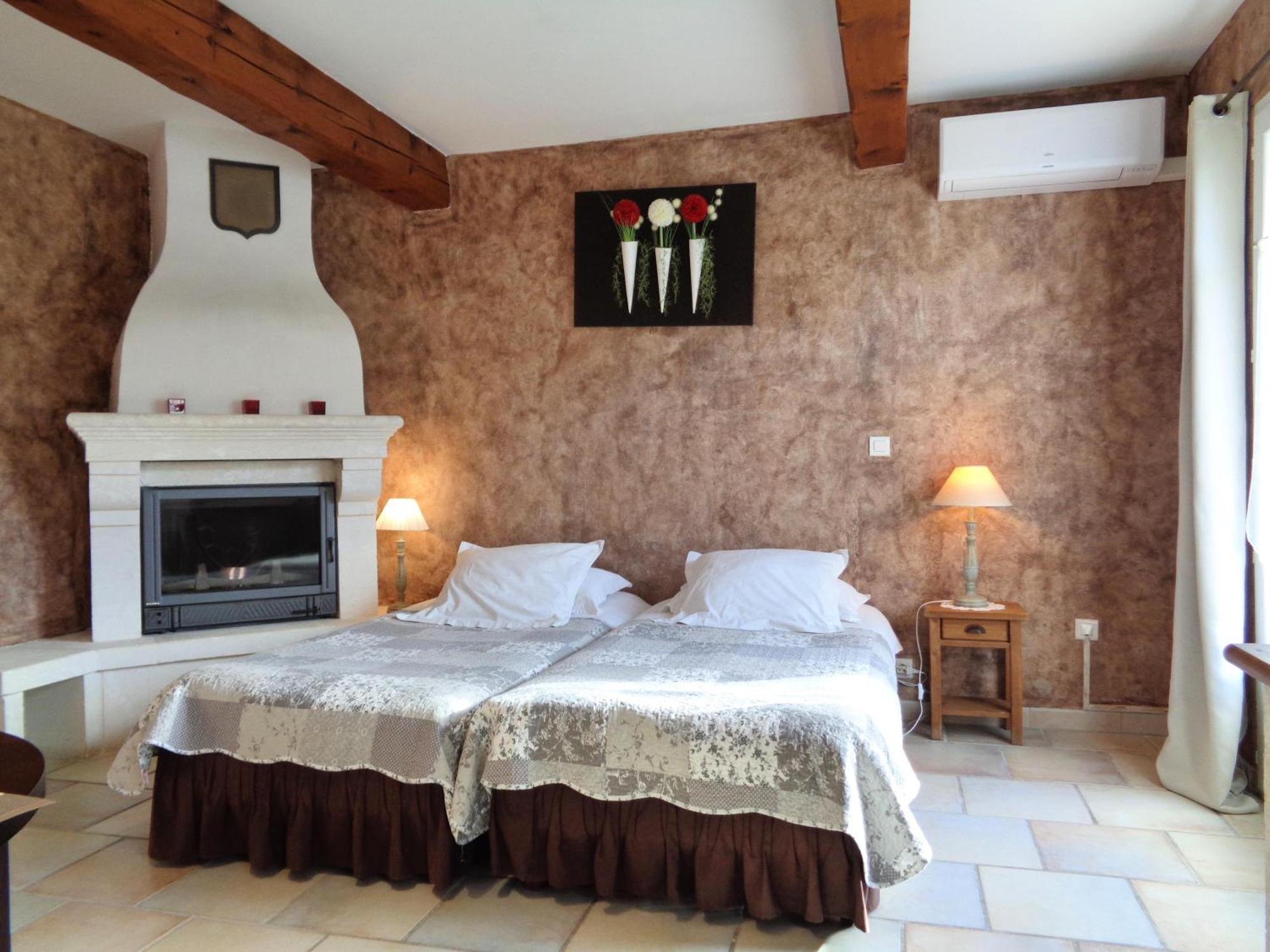 Clos Des Lavandes - Et De Charme Climatisees-luberon Bed & Breakfast 3*